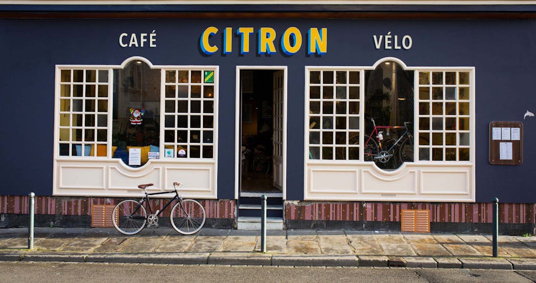Le café vélo Citron est un bar-boutique de vélos neufs et occasion et atelier de réparation. Un concept à deux faces. Mais avant tout, ovale et tranchant…